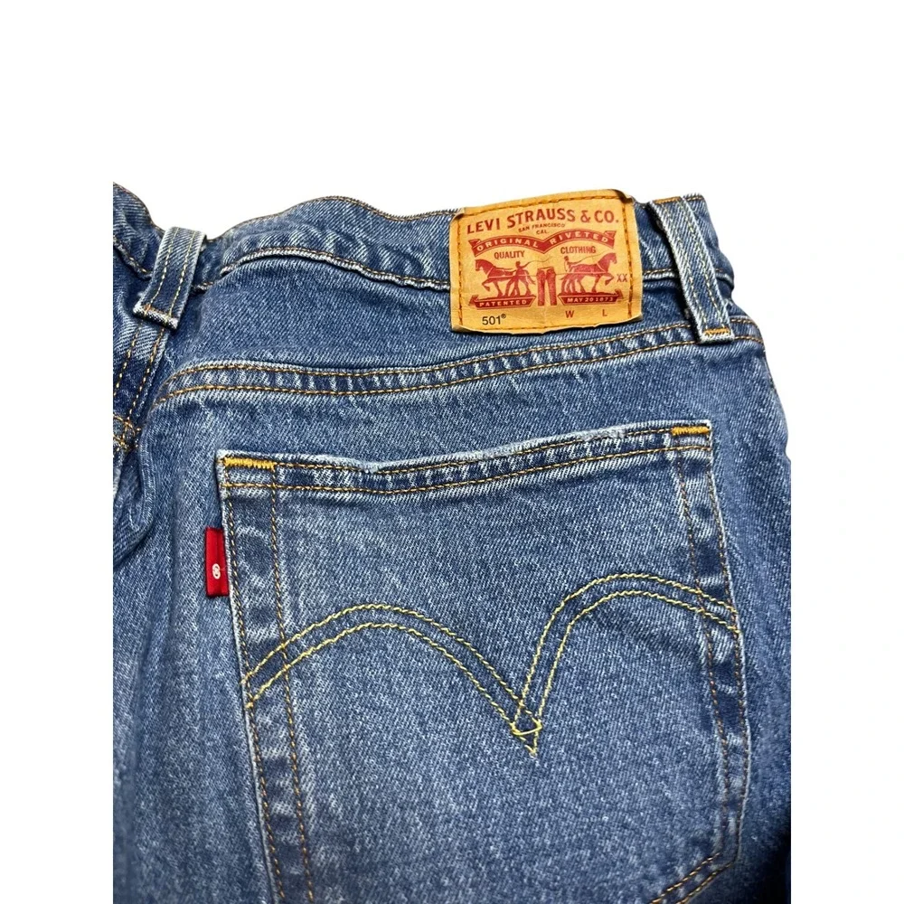 Levis 501 Original Fit Jeans Mens 33x32 Medium Wash Distressed Blue Denim 12501